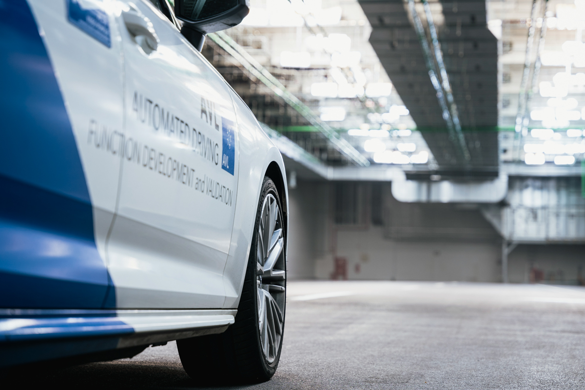 [:en][:de]Ein Fahrzeug mit ADAS wartet in der Sensortesthalle auf künstlich erzeugtes widriges Wetter[:en]A vehicle with ADAS waits for artificial adverse weather in the sensor test hall[:][:]